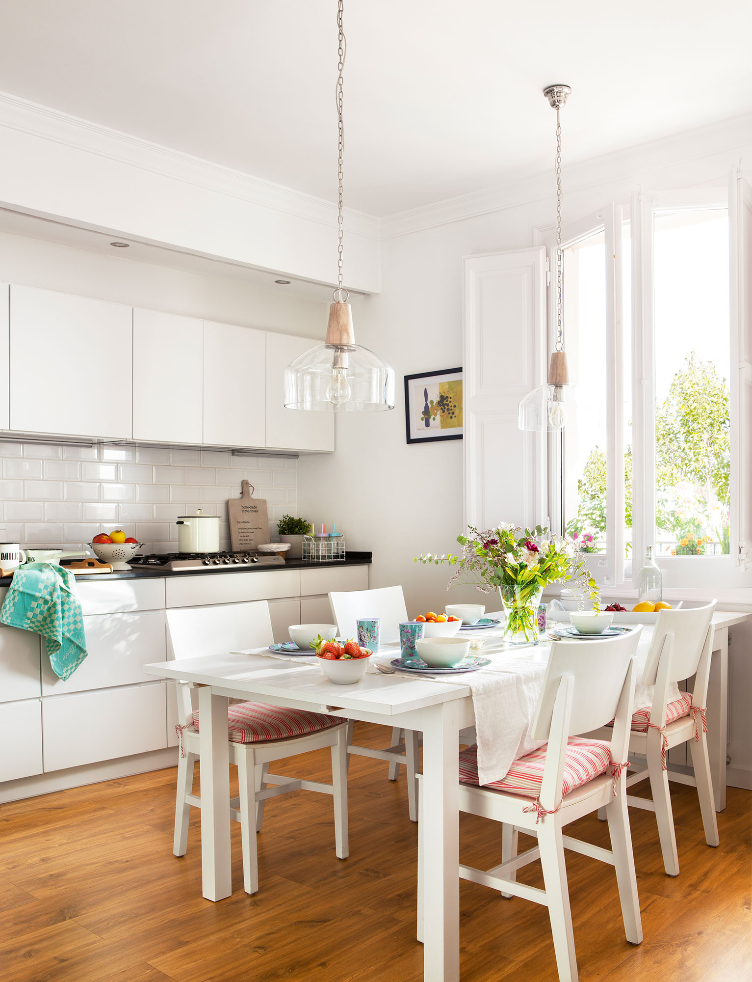 Cocina luminosa blanca con suelo en madera