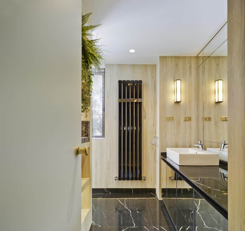Baño con Encimera Neolith, Nero Marquina