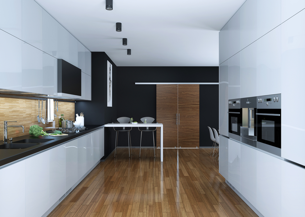 Suelo laminado en cocina blanca