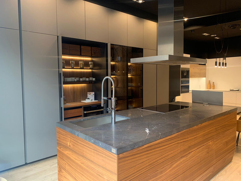 Cocina Santos en color grafeno con isla en nogal