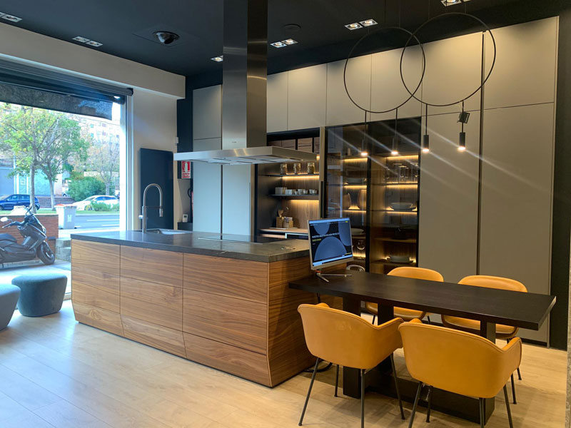 Cocina Santos en color grafeno con isla en nogal