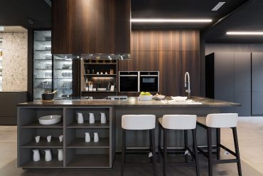 Cocina Santos Gris Visón y roble Fumé con isla. Modelo Plataforma D Serie Fine