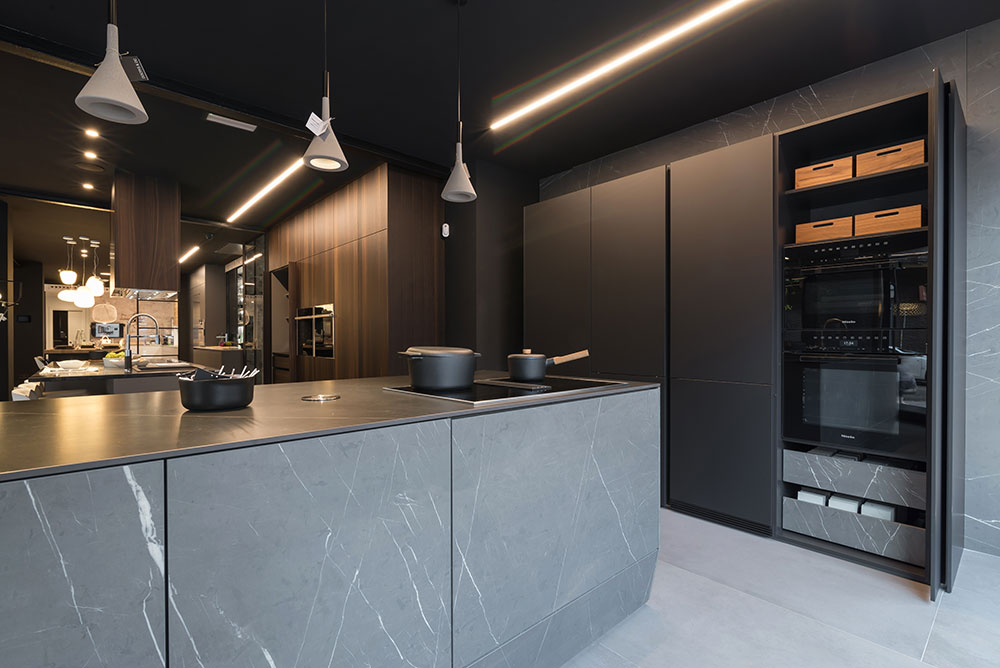 Cocina Santos Negro seda y marmol. Modelo Barco plataforma A serie Fine