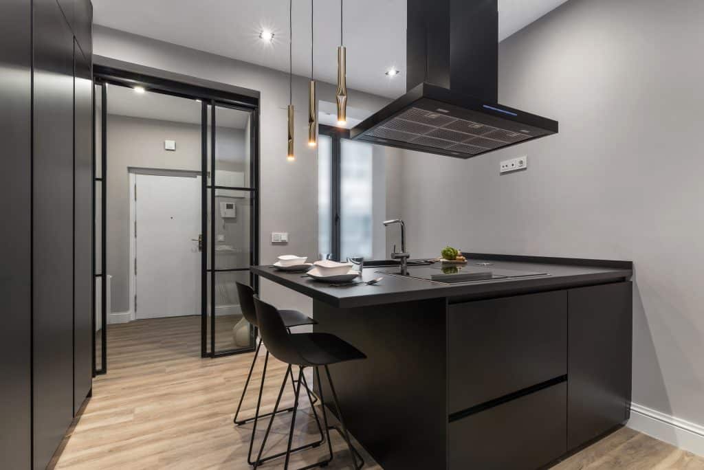 Cocinas negras modernas: decoración, acabados, iluminación de cocinas oscuras