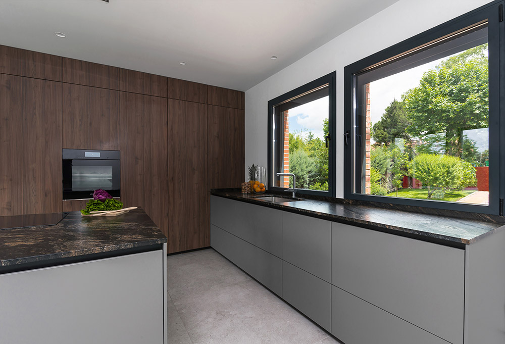 Cocina moderna con isla en color gris nogal