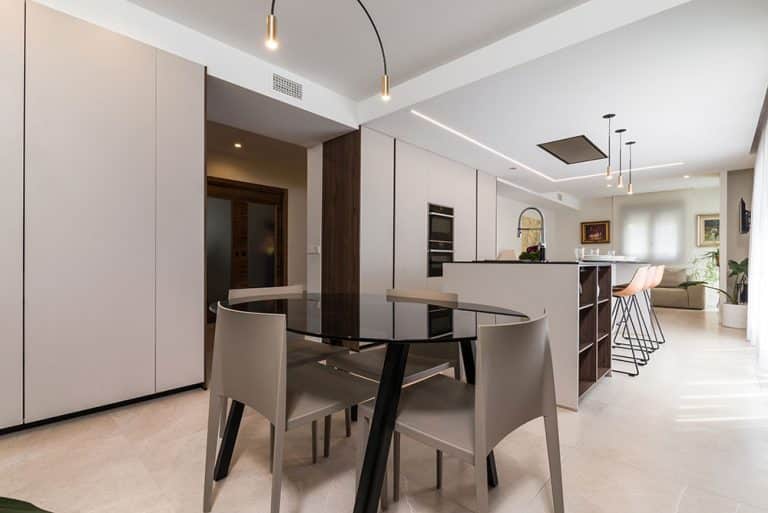Cocinas con office, ideas para un office de cocina con mesa o barra