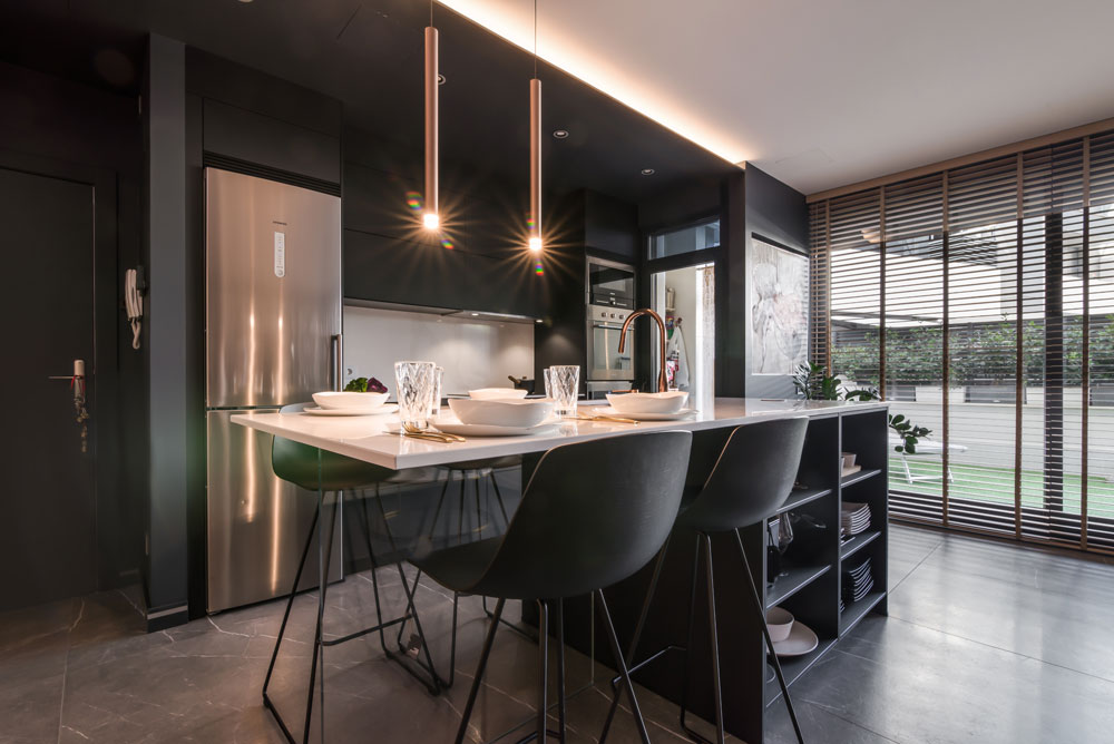 Cocina moderna con isla en color gris nogal