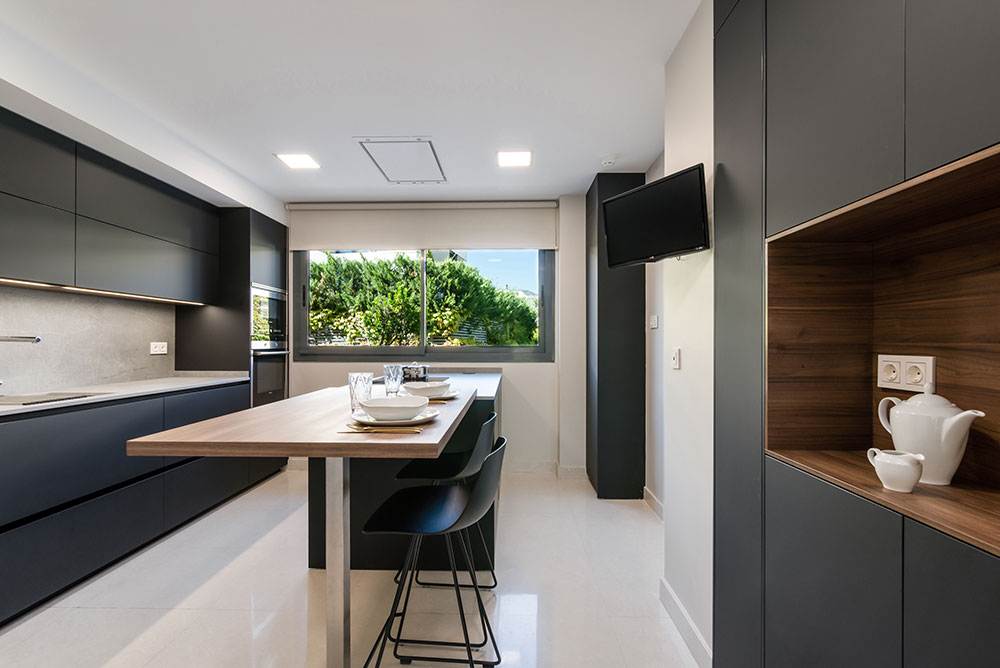 Cocina en paralelo con isla en color negro