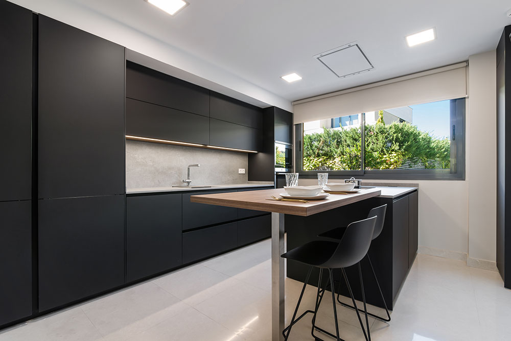 Cocina en paralelo con isla en color negro