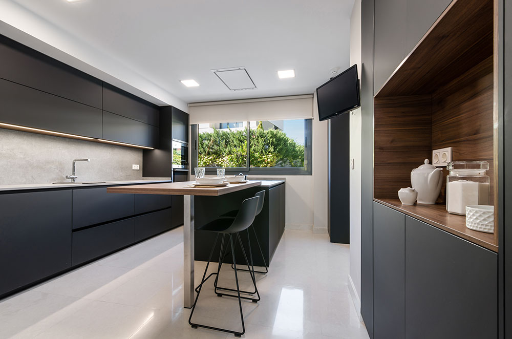 Cocina en paralelo con isla en color negro