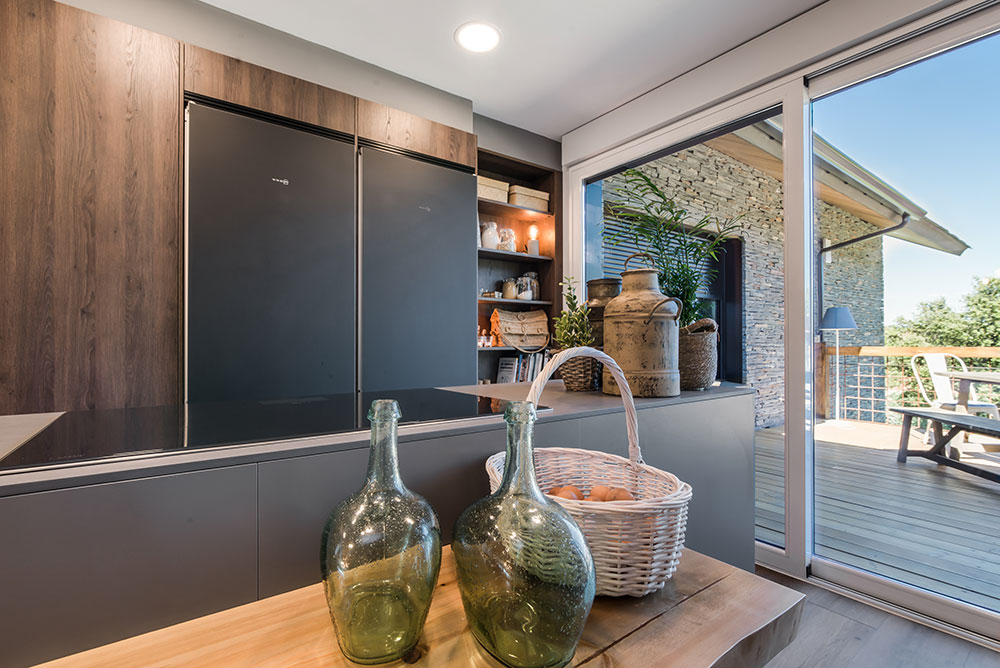 Cocina en madera Roble y gris junto a terraza