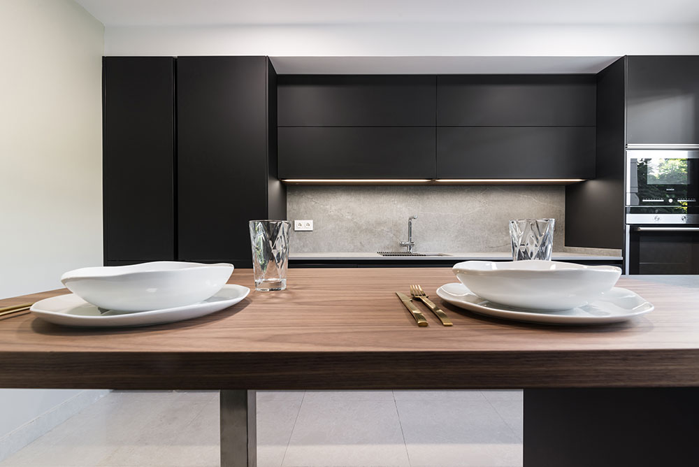 Cocina en paralelo con isla en color negro