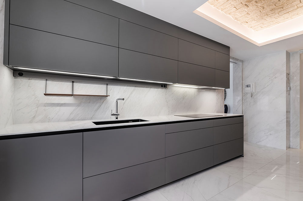 Cocina gris con suelo y paredes marmol