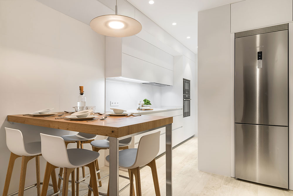 Cocina Blanca con mesa madera en office