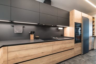 Combinaciones de cocina para inspirarte, negro y madera