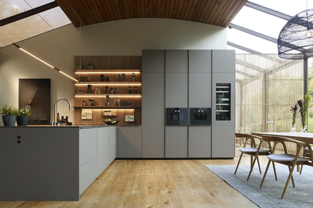 Si te encuentras en el punto de estar realizando un proyecto de cocina, uno de los aspectos más importantes es la iluminación.