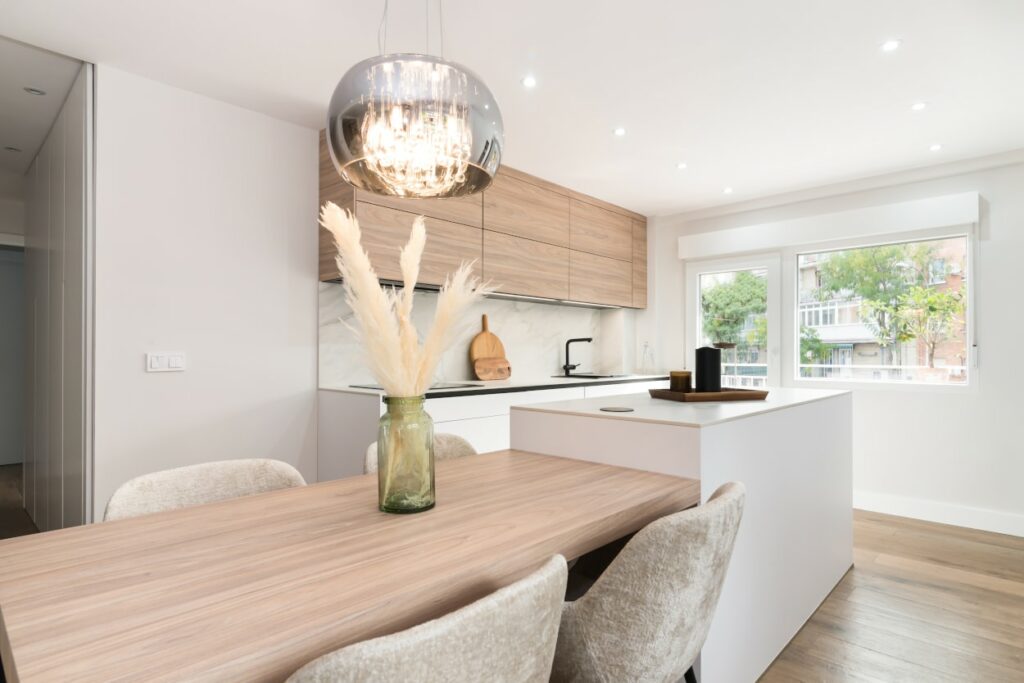 El diseño de una cocina no solo implica la creación de un espacio funcional, sino también la construcción de un ambiente acogedor que refleje el estilo y la personalidad del hogar.