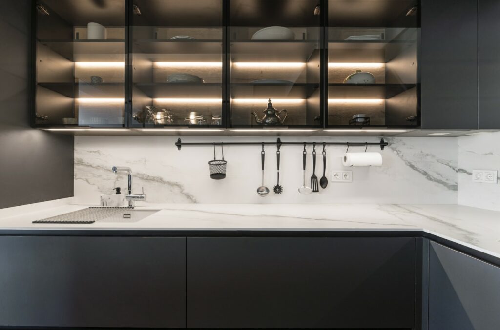 Organizar una cocina pequeña puede ser un desafío, pero con el enfoque adecuado, puedes transformar incluso los espacios más reducidos en áreas funcionales y estéticamente agradables.