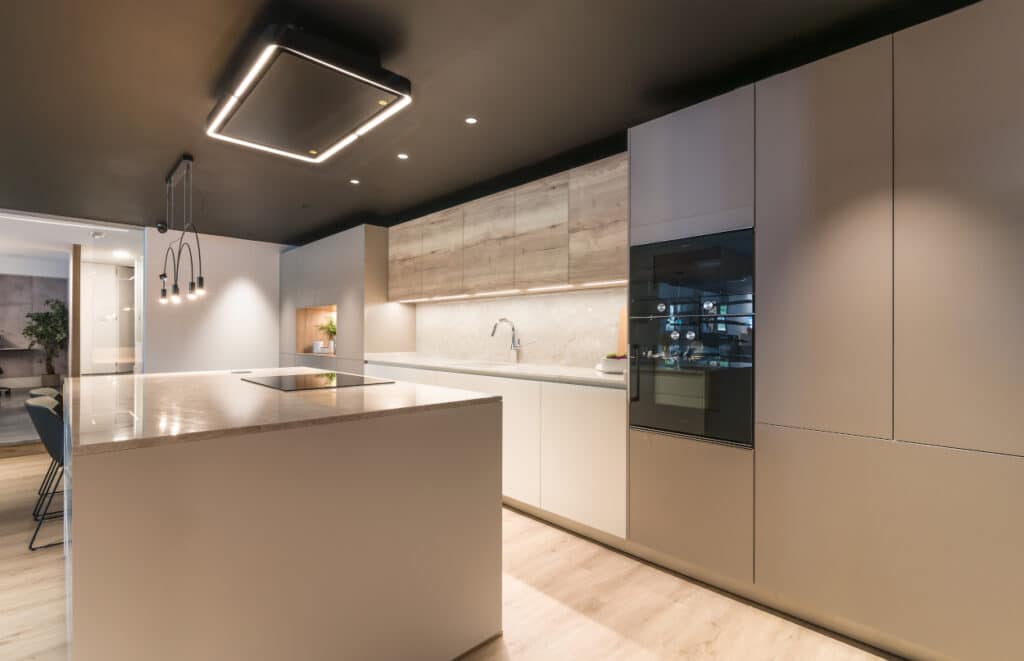 La iluminación adecuada en la cocina es muy importante para crear un ambiente acogedor y funcional.