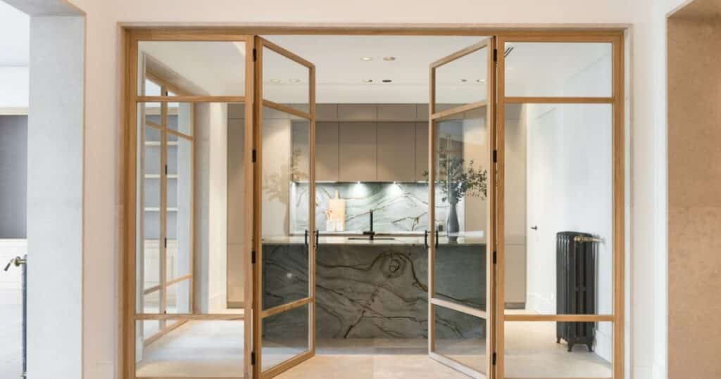 Cada vez es mayor la tendencia de apostar por tener la cocina abierta o semiabierta al salón.