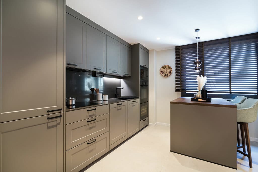 Cocina con frentes con molduras y tiradores anchos