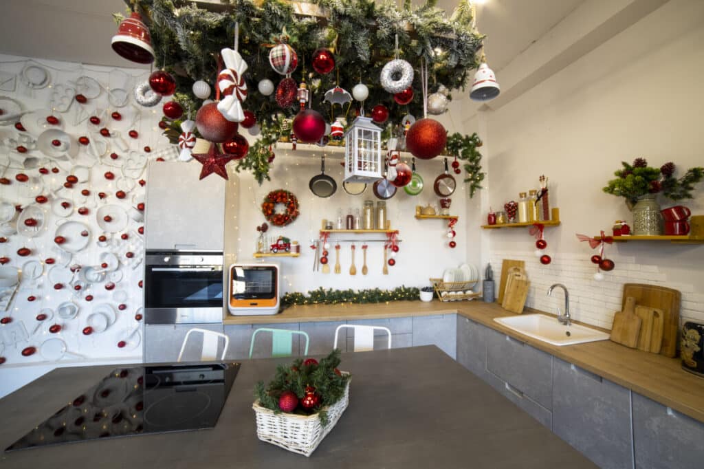 La anticipación de la Navidad se cierne en el aire, y con ella llega el momento de abrir las cajas llenas de recuerdos festivos y desempolvar los queridos adornos que darán vida a nuestro hogar.