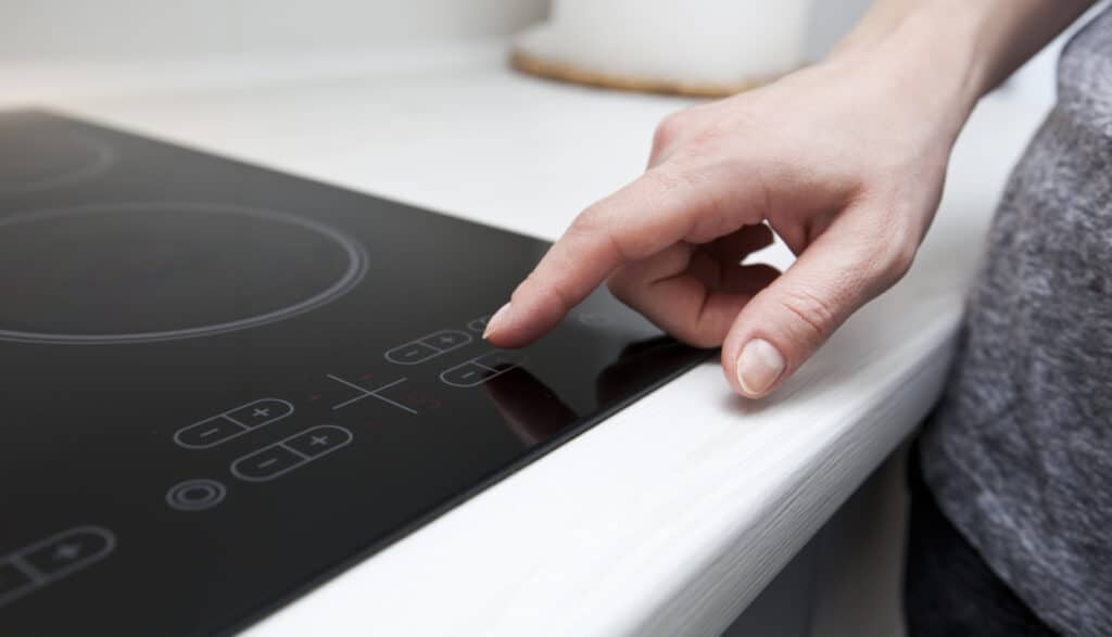 Las placas de inducción suelen despertar curiosidad y suscitar preguntas comunes entre los usuarios. Algunas de las consultas frecuentes incluyen la eficiencia energética, la seguridad, y la adaptabilidad de utensilios de cocina convencionales.