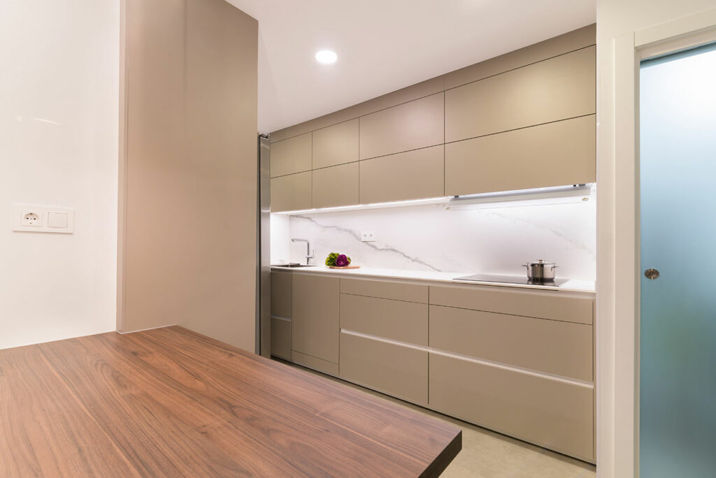 Cocina Santos gris Arena con mesado de madera