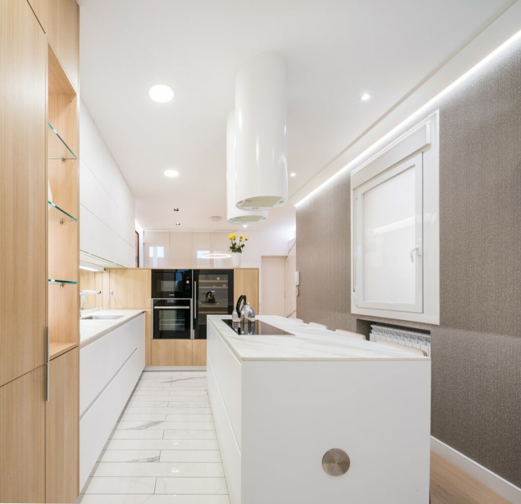 La vinoteca es un electrodoméstico que sirve para almacenar botellas de vino, manteniéndolas a una temperatura ideal, control de luz y humedad de forma que tus vinos estarán en optimas condiciones.