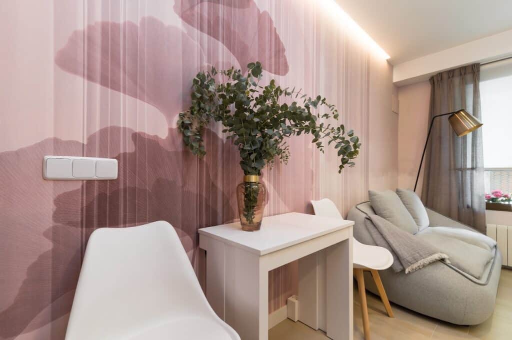 Limpiar una pared con papel pintado requiere un enfoque cuidadoso para no dañar el material. Dependiendo del tipo de papel pintado que tengas, algunos métodos de limpieza serán más adecuados que otros.