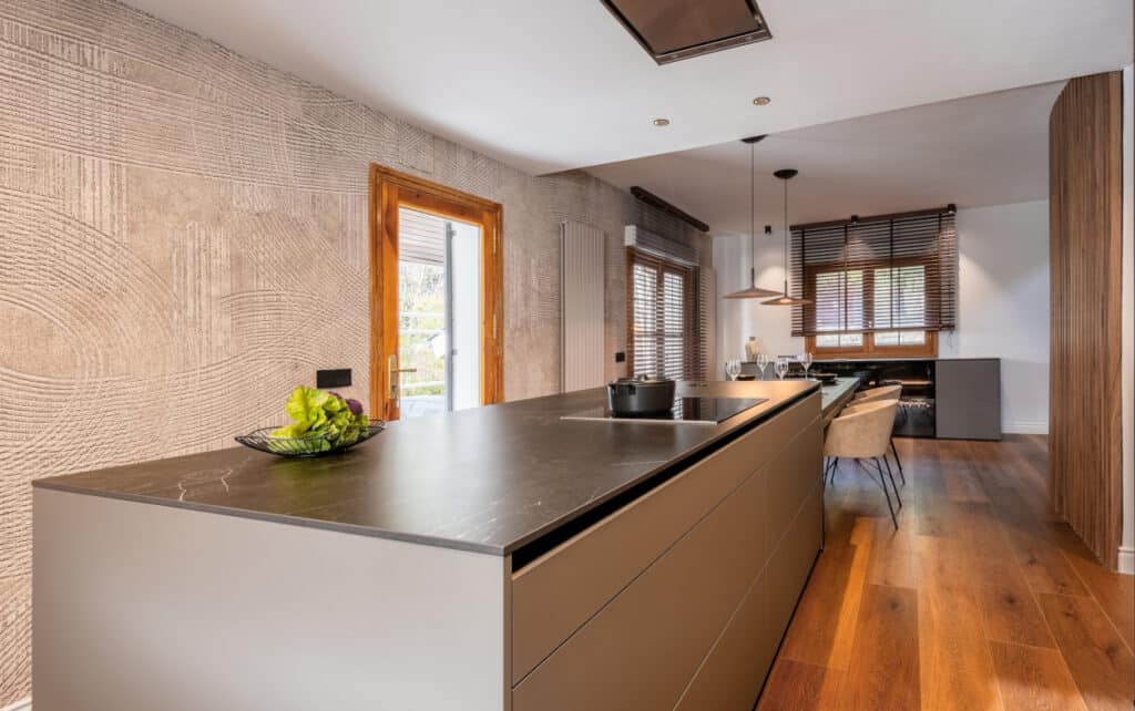 Elegir el suelo adecuado para tu cocina es una decisión crucial que afecta tanto la estética como la funcionalidad de uno de los espacios más utilizados de tu hogar.