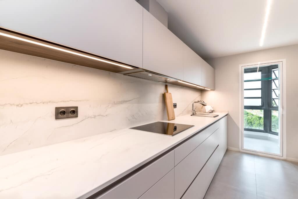 En Docrys DC, cada proyecto es una oportunidad para redefinir la funcionalidad y el estilo. Hoy queremos compartir contigo la historia de esta impresionante cocina Santos, un ejemplo perfecto de cómo diseño y practicidad pueden converger en un espacio moderno y acogedor.