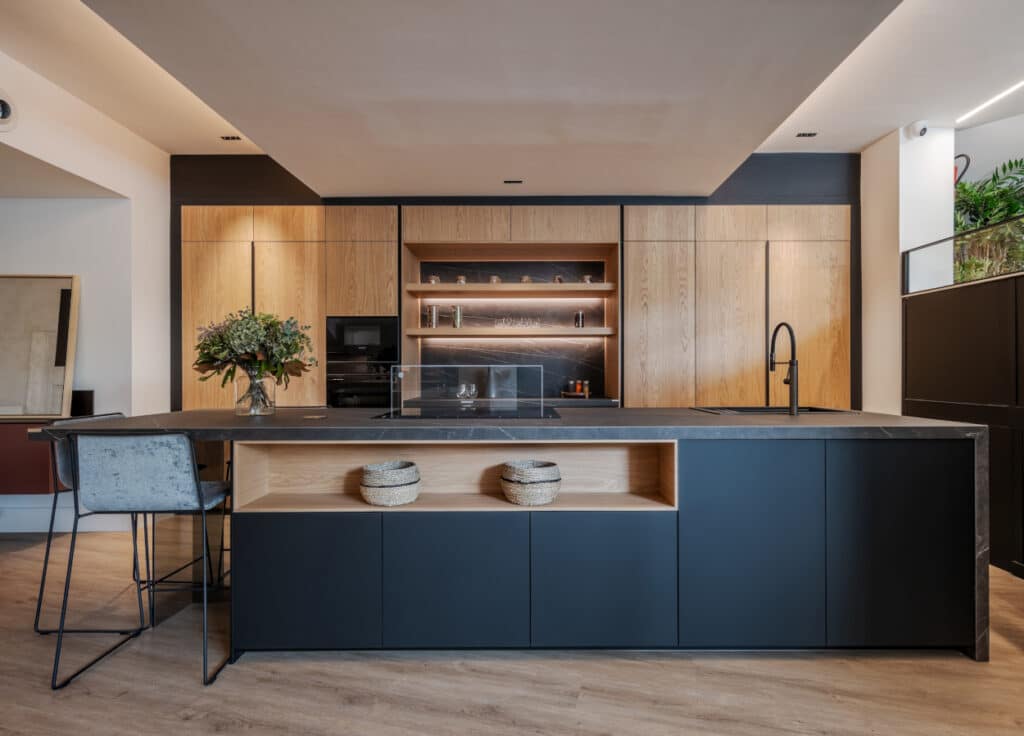 cocina de lujo negro seda proyecto de cocina moderna con madera e isla