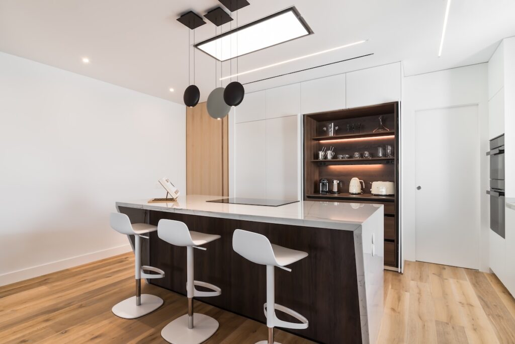 Cocina Blanca combinada con madera