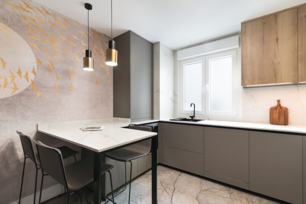Este proyecto de Cocina marca Santos destaca por su diseño minimalista y funcional, combinando la elegancia del gris con la calidez de la madera para crear un ambiente moderno y acogedor