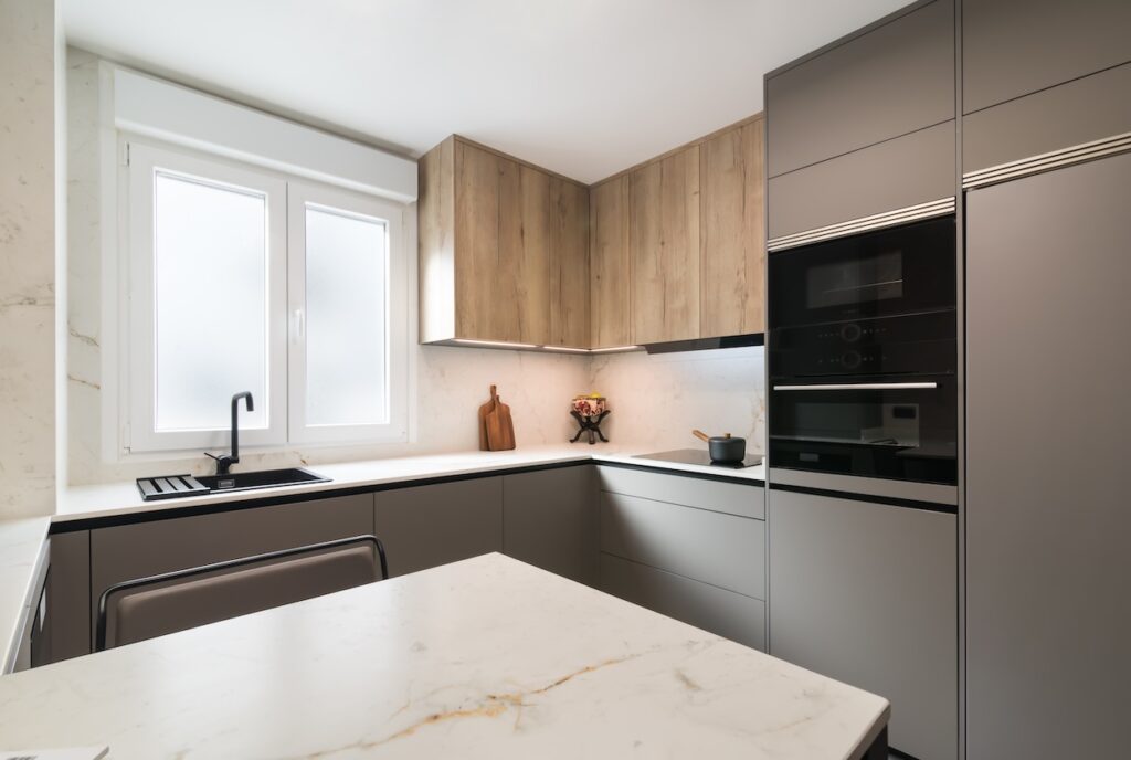 ¿Quieres darle un nuevo look a tu cocina, pero no sabes por dónde empezar? Elegir la paleta de colores adecuada es uno de los primeros pasos y también uno de los más decisivos para lograr un espacio funcional, acogedor y con estilo.