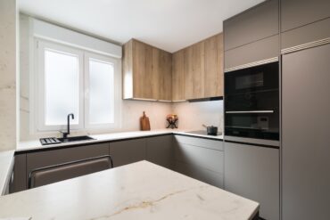 Cocinas negras, blancas o de colores: cómo elegir la paleta ideal