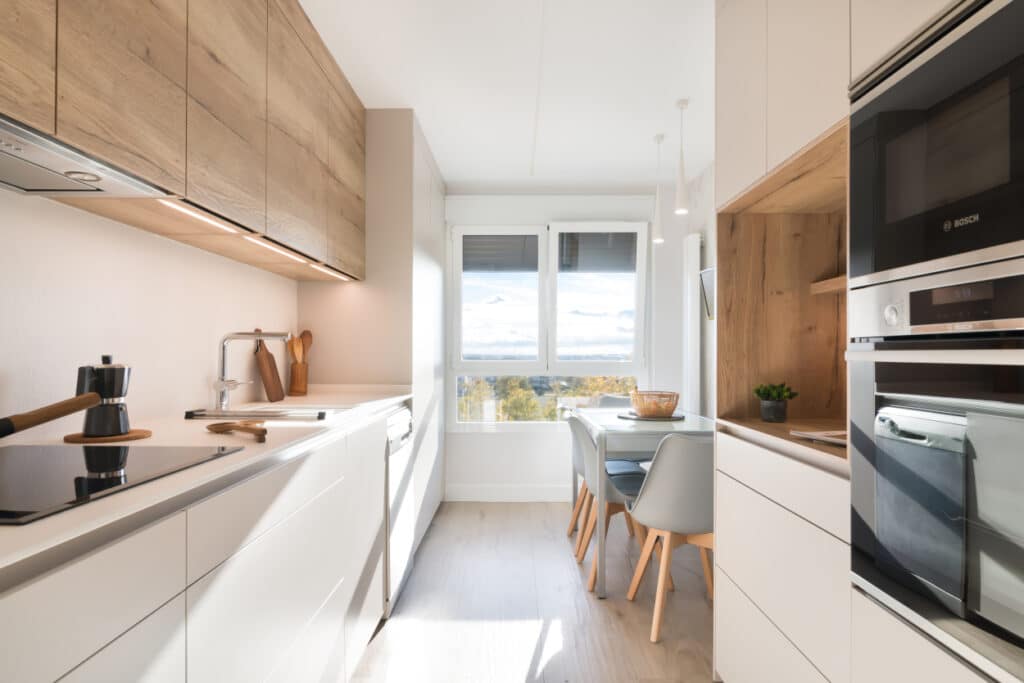 Una cocina pequeña puede ser igual de funcional, estética y acogedora que una de gran tamaño, siempre que el diseño se adapte a sus necesidades reales