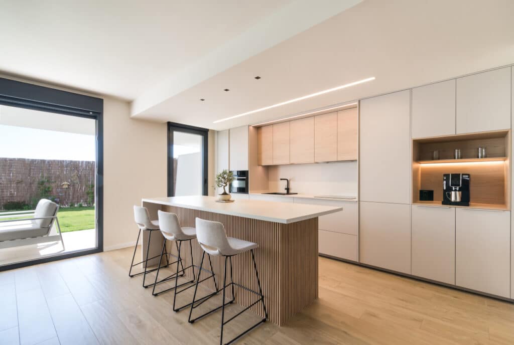 Cuando hablamos de diseñar una cocina funcional y estética, solemos centrarnos en los muebles, la distribución o los electrodomésticos.