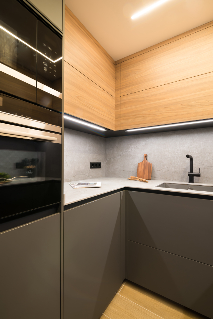 Cocina oscura combinada con roble