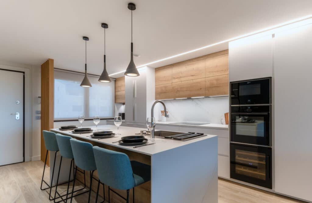 A la hora de elegir una cocina, no solo pensamos en diseño y estética. La durabilidad y la calidad de los materiales son factores decisivos, ya que la cocina es uno de los espacios más utilizados del hogar.