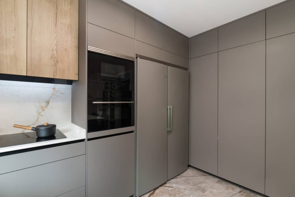 Las cocinas negras han pasado de ser una tendencia arriesgada a consolidarse como un referente de estilo en el diseño contemporáneo.