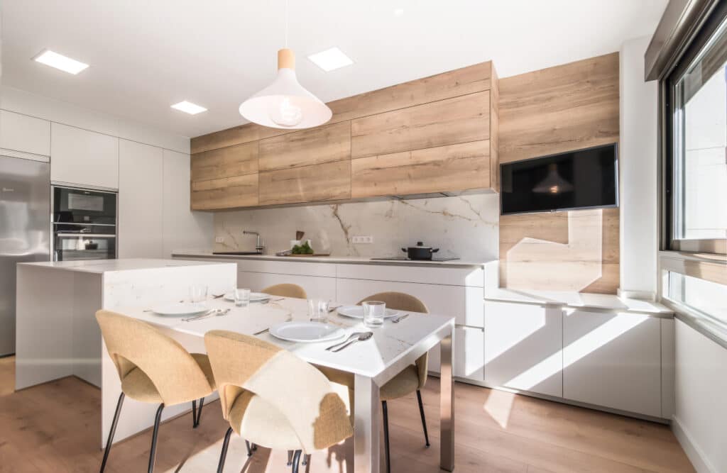 La madera ha acompañado al ser humano en la creación de hogares desde el principio de los tiempos, en diseño de cocina a día de hoy sigue siendo uno de los materiales más utilizados