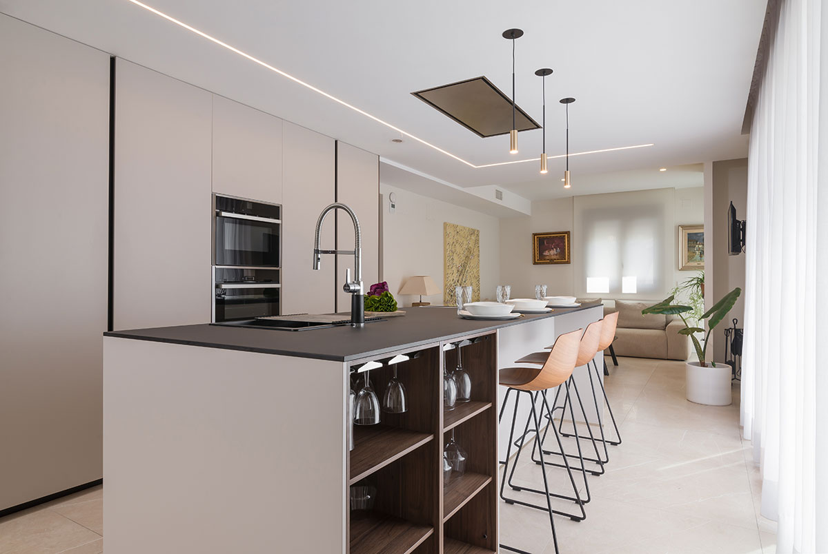 Cocina Moderna con Colores Neutros