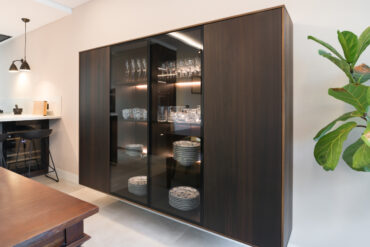 Cocinas con vitrinas: mostrar sin perder orden